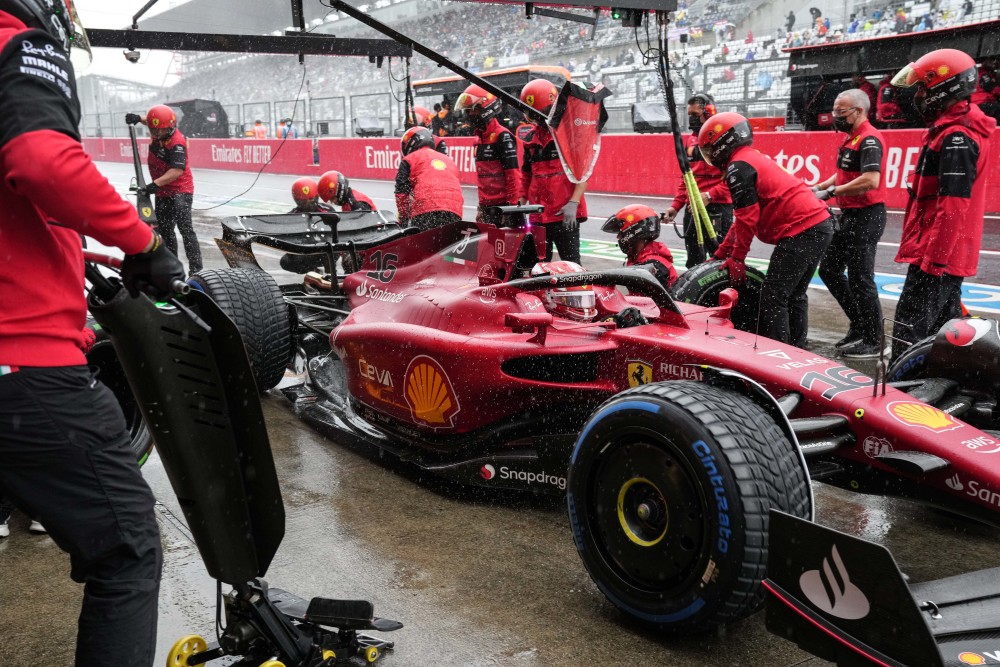 哈斯车队碾压梅赛德斯，塞恩斯关键制胜