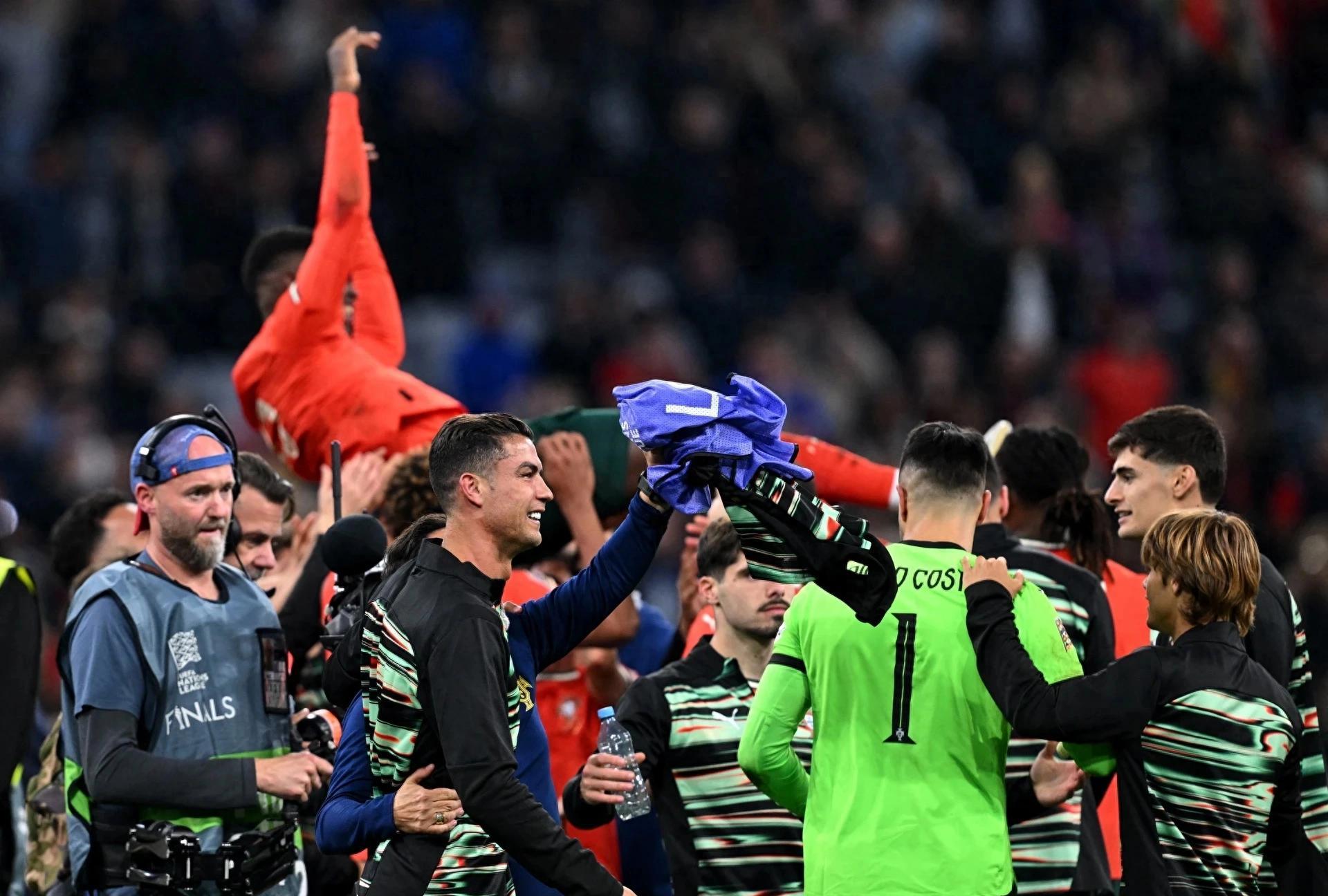 葡萄牙队鏖战德国队，梁靖崑带队取胜