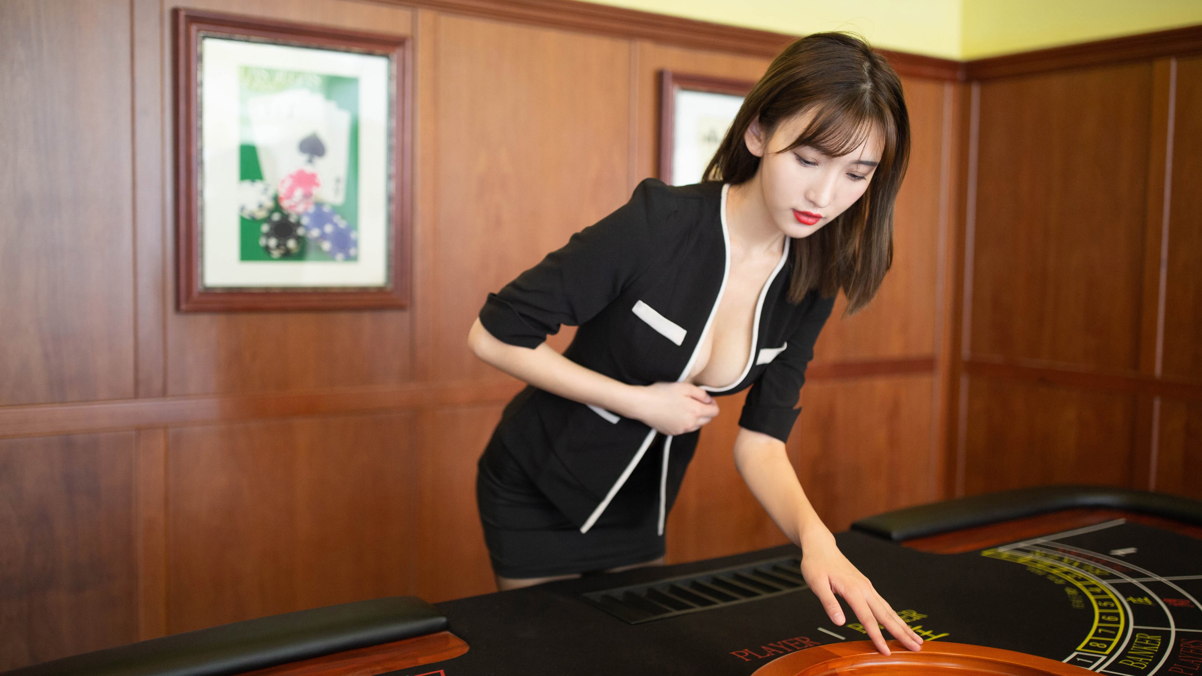 绿茵与地板，当哈兰德成为那个唯一